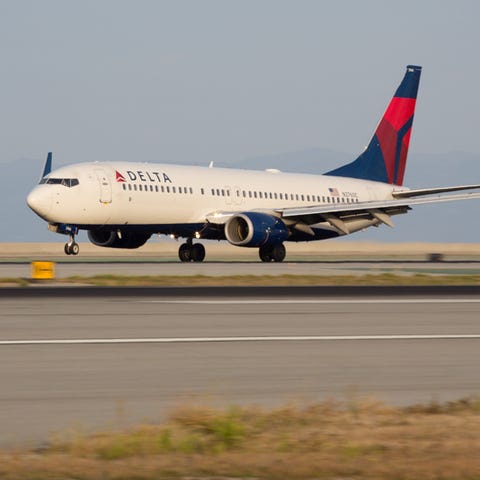 A Delta Air Lines Boeing 737-800 lands at San Fran