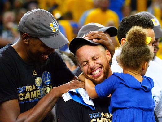Kevin Durant celebrates with Stephen Curry and his