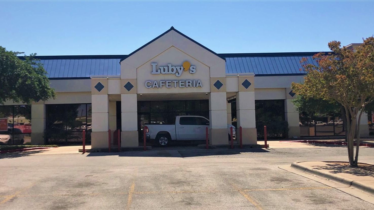 Luby's to sell 32 locations around Texas as chain continues sell-off