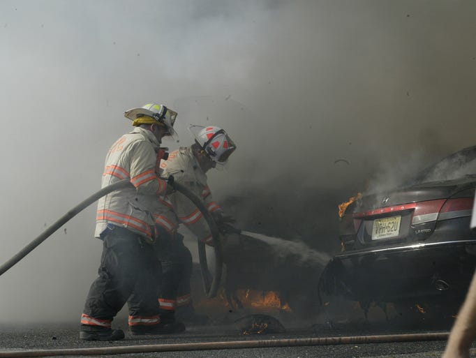 8 cars burn in Freehold Raceway Mall lot