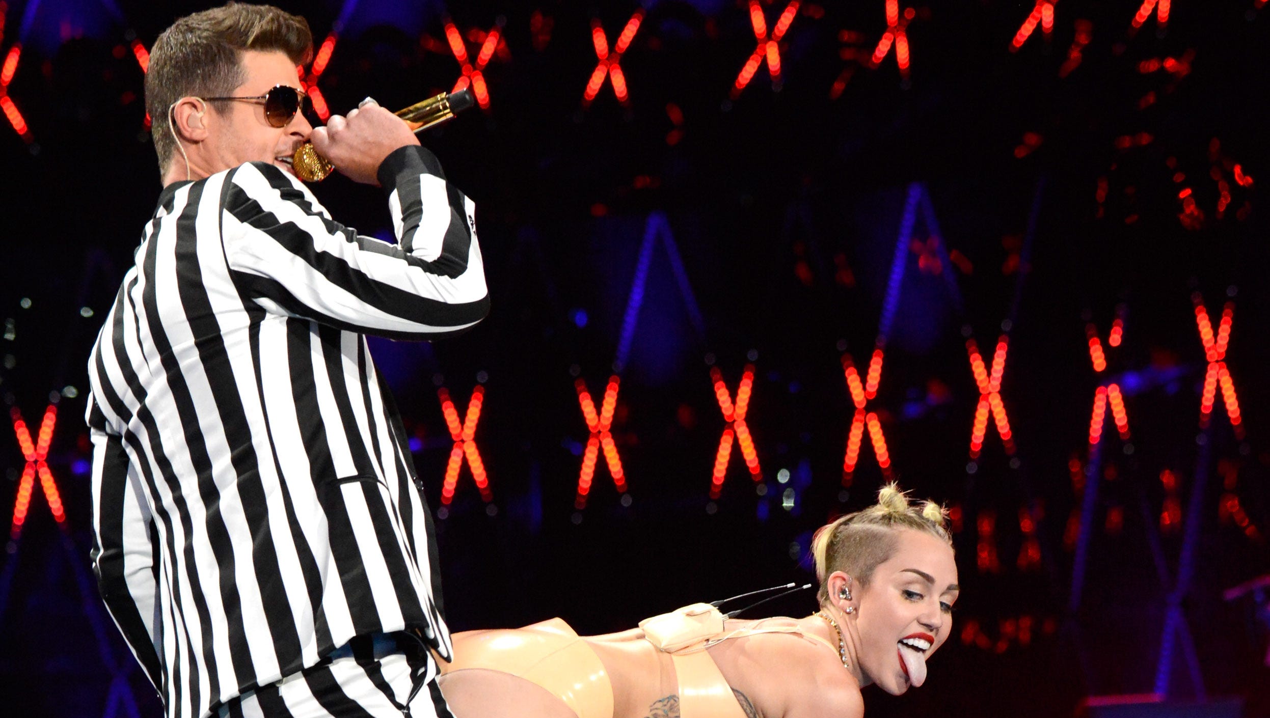 Miley Cyrus Twerks Gets Freaky With Robin Thicke 7096