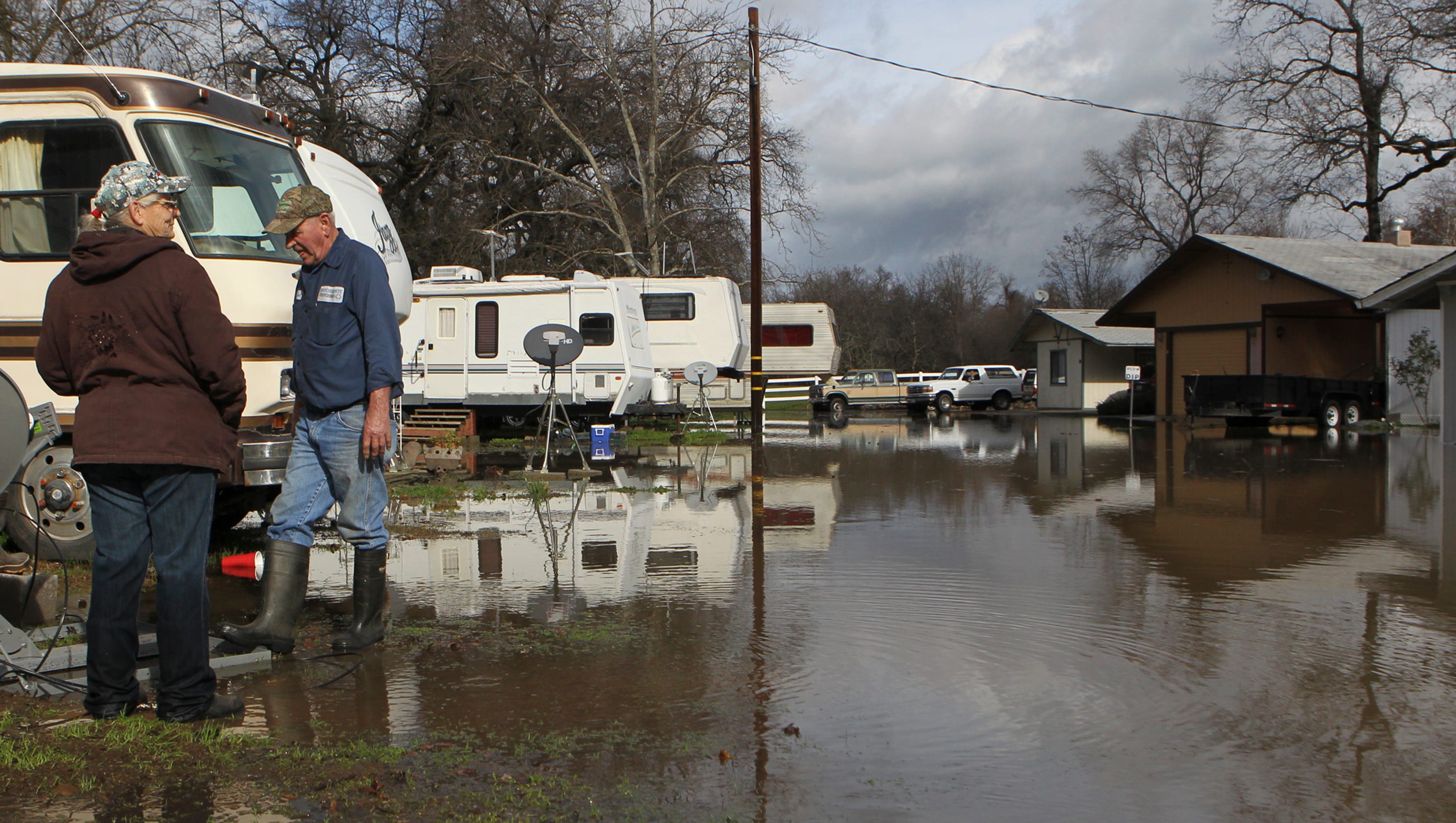 Trailer park floods from rising Sacramento River water
