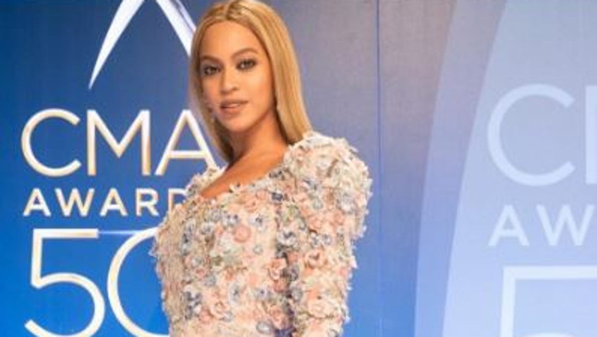 Beyoncé steals the show at the 2016 CMA Awards