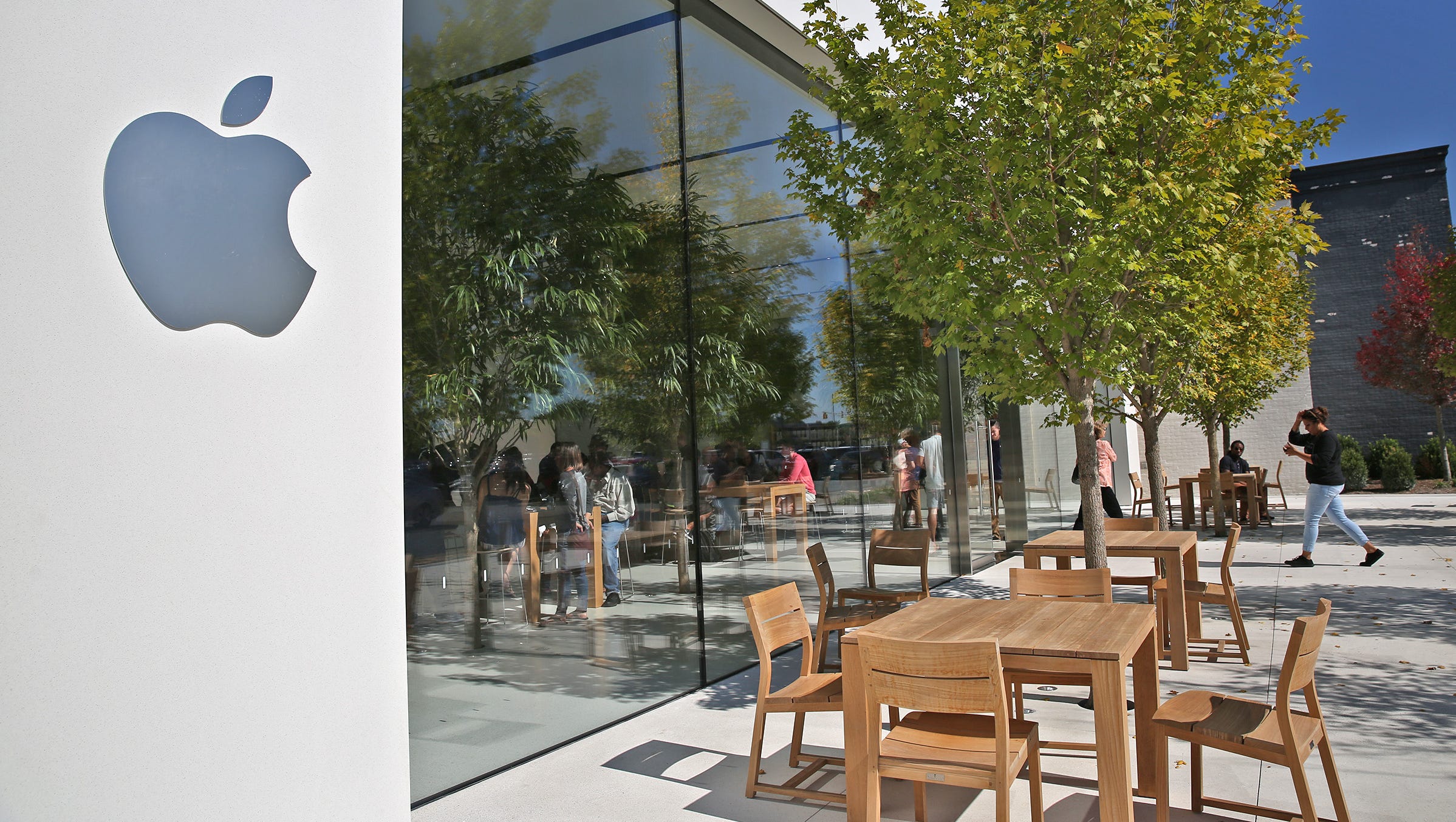 Apple unveils new store design in Indy