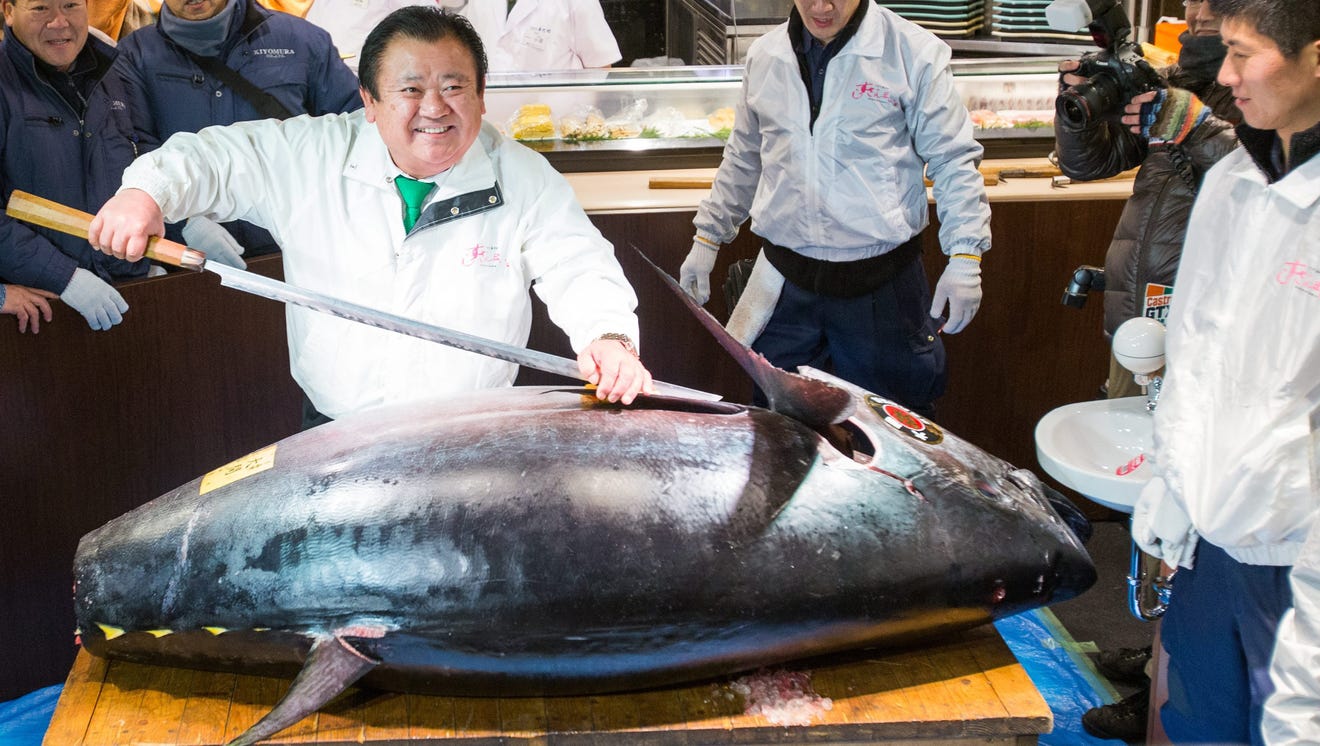Рыбный аукцион в Японии тунец