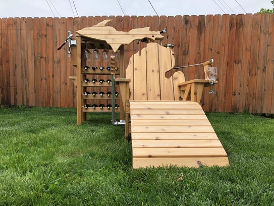 This Michigan lawn chair will pour you wine