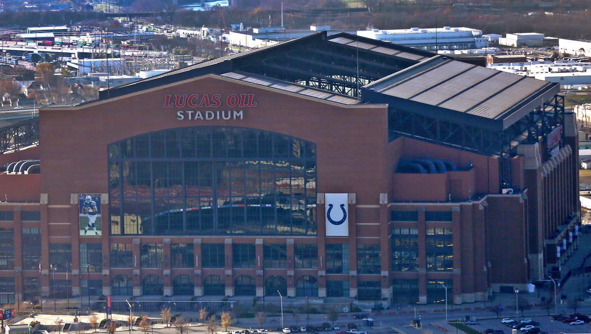 Is the roof of Lucas Oil Stadium open or closed today?