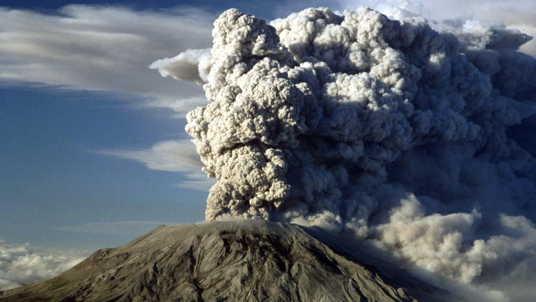 hawaii-volcano-before-kilauea-us-volcanoes-that-recently-erupted