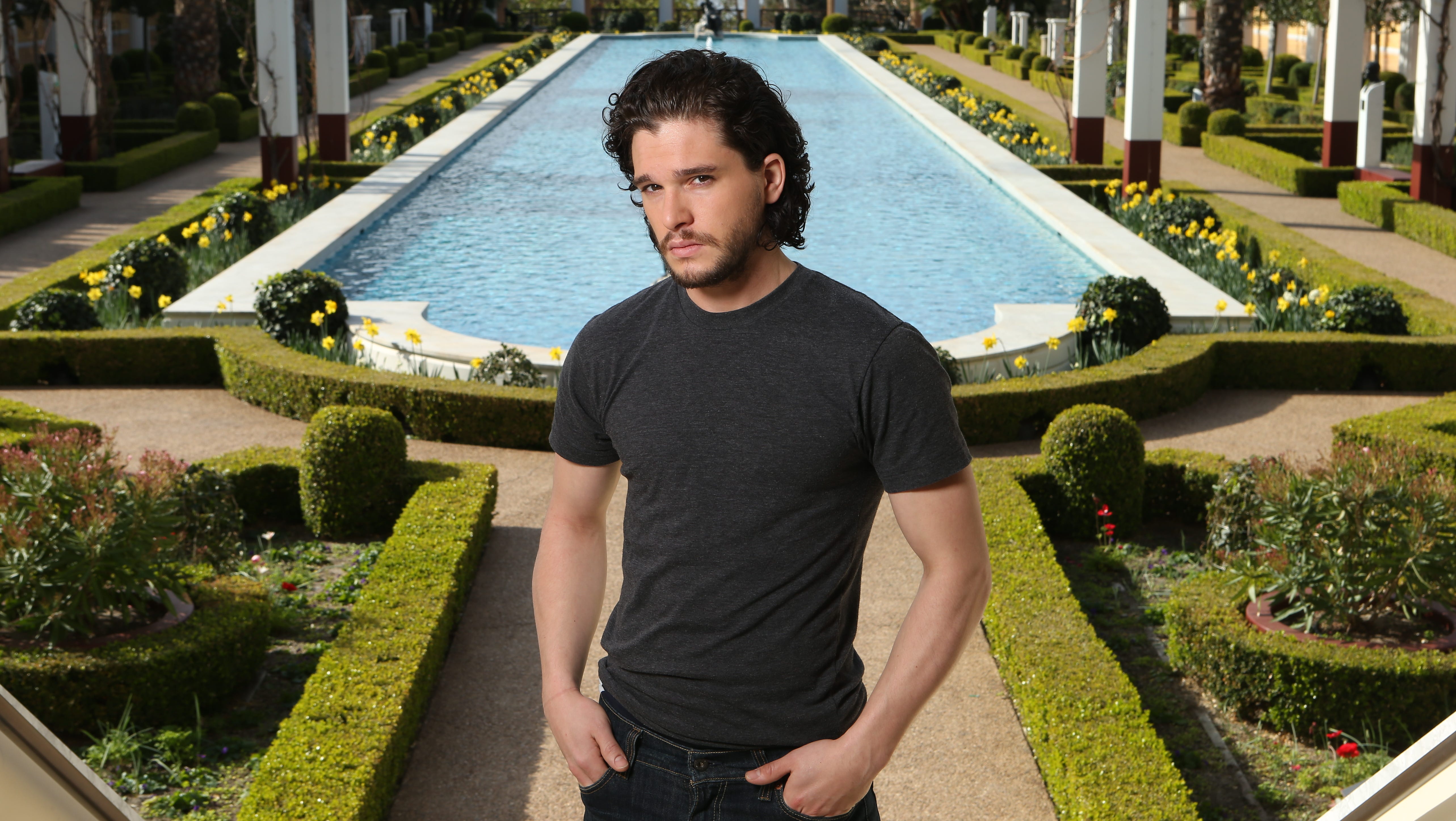 Kit Harington Leads Thrones Film Assault In Pompeii