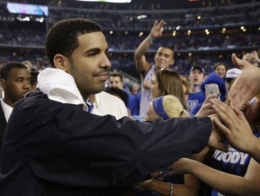 636385537660951170-Drake-greets-UK-fans-by-David-J.-Phillip-AP.jpg