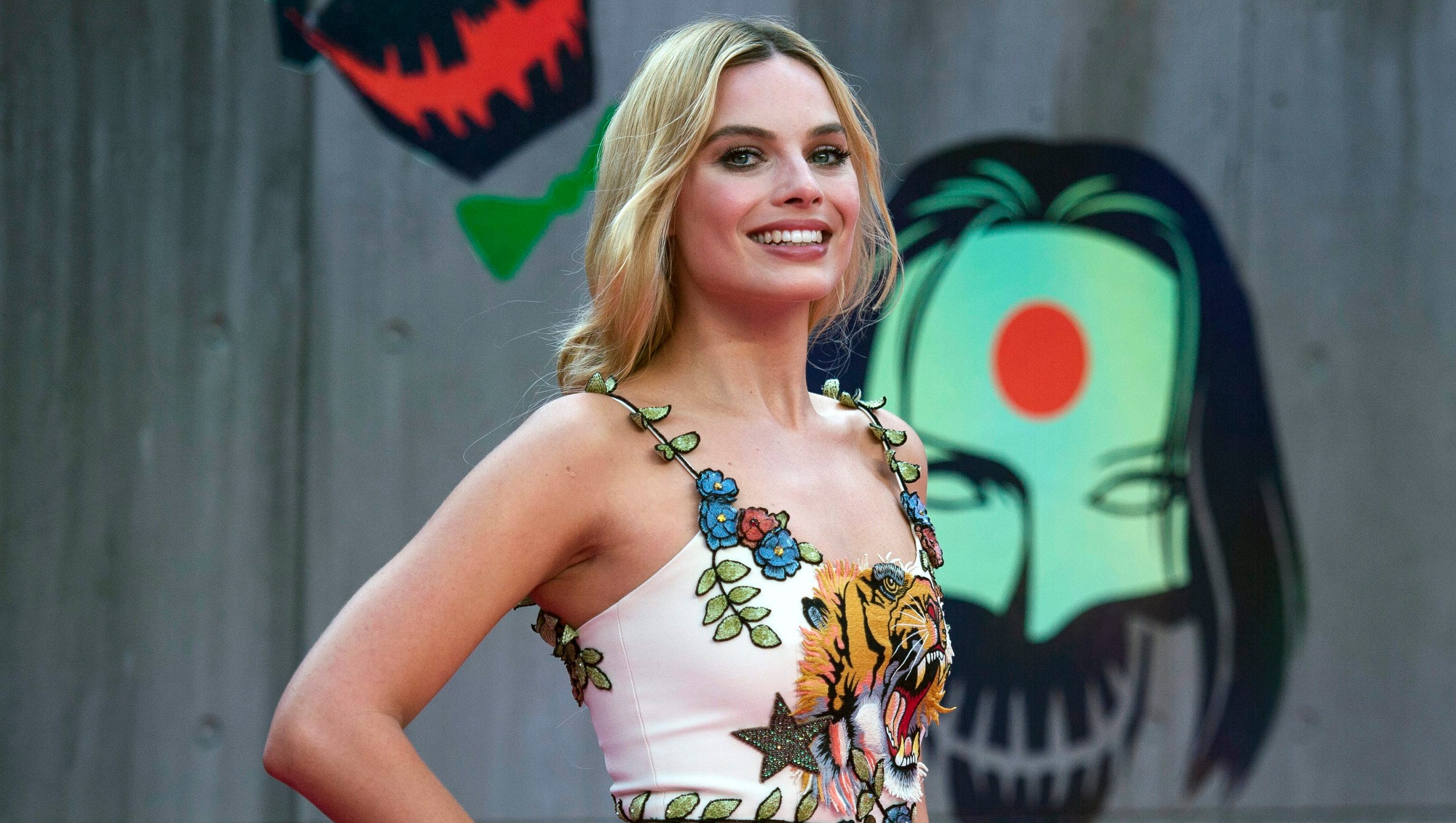 Margot Robbies Dress Roars At The Suicide Squad Premiere In London