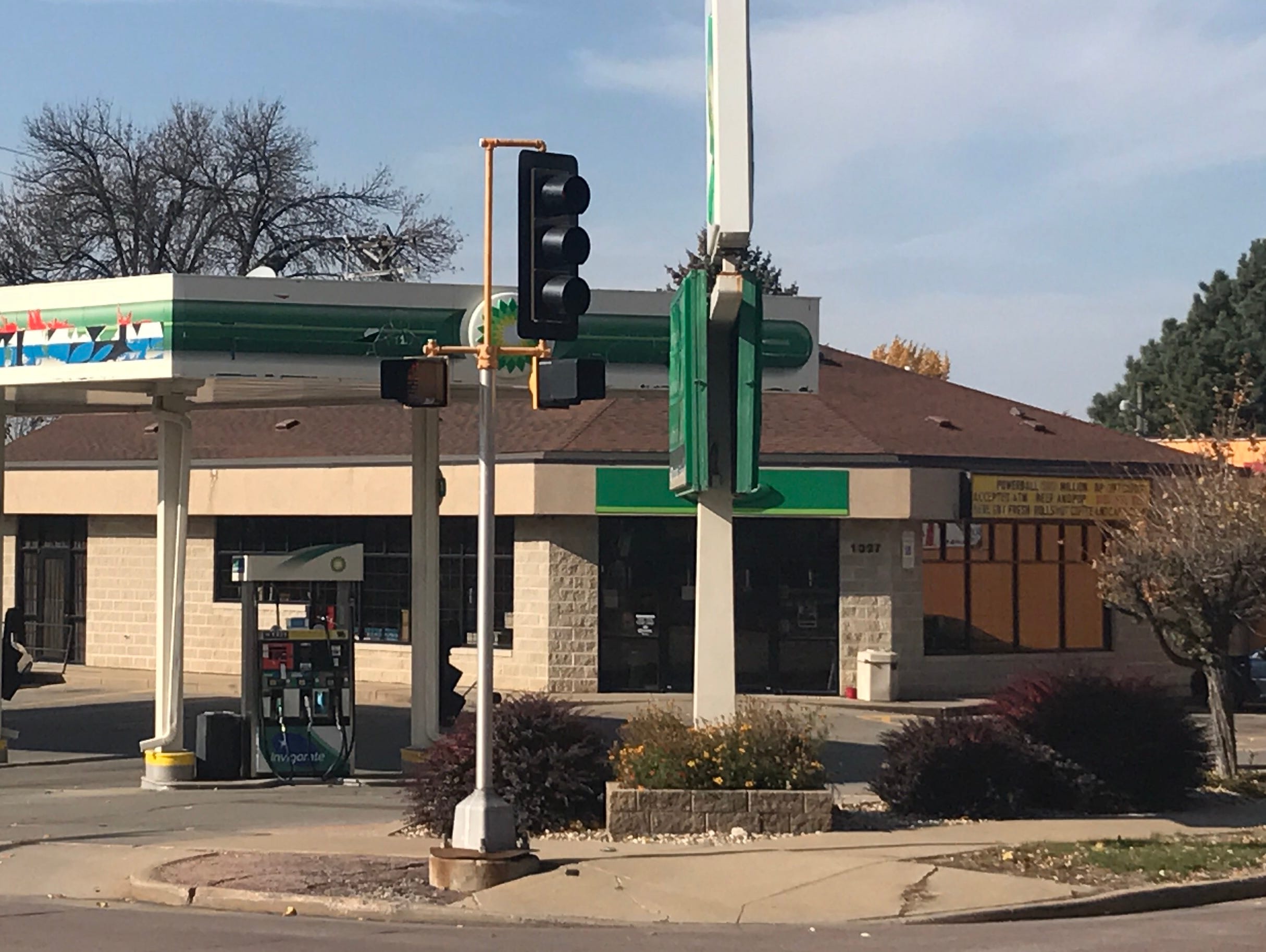 gas station near hollywood casino