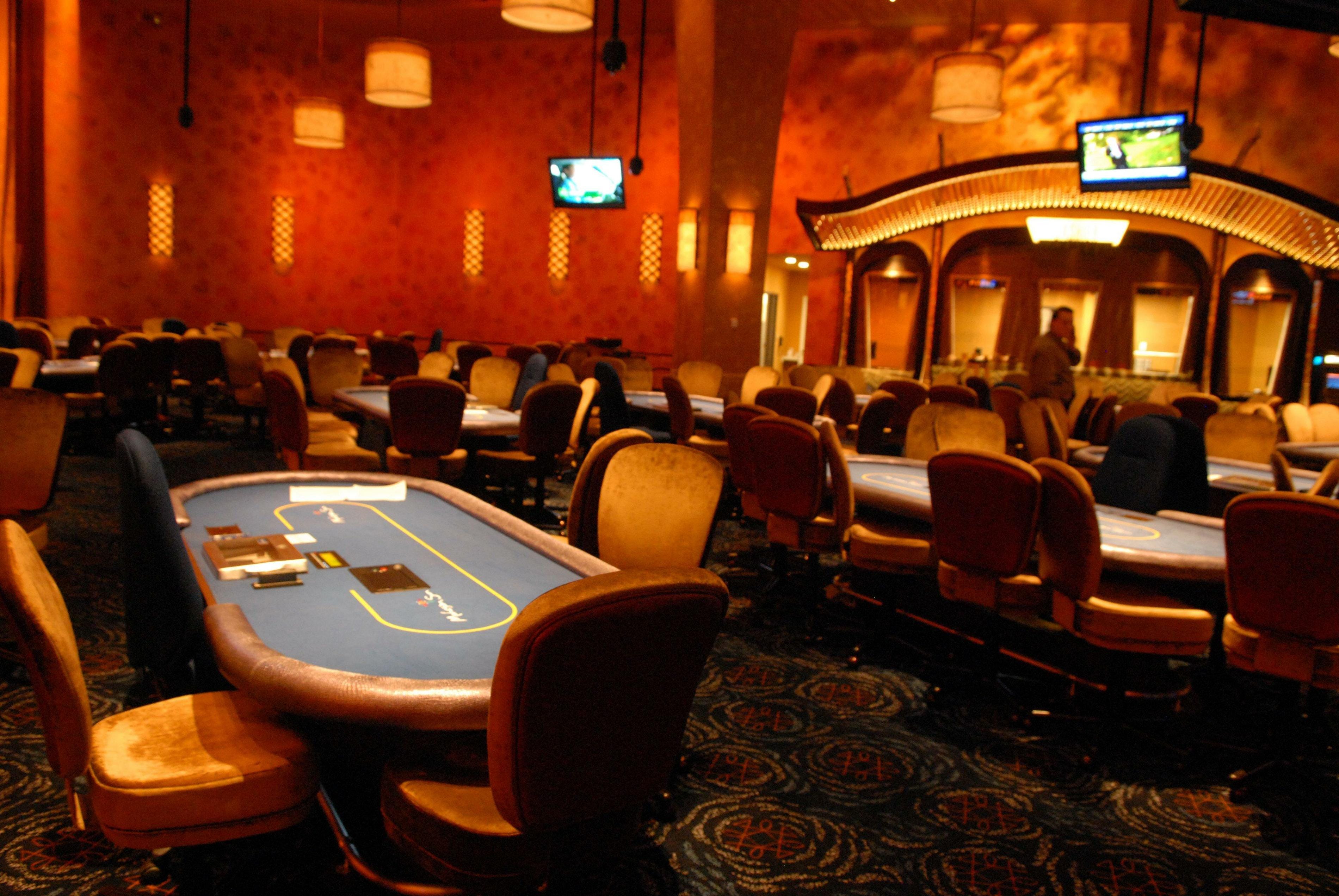 mohegan sun poker tables