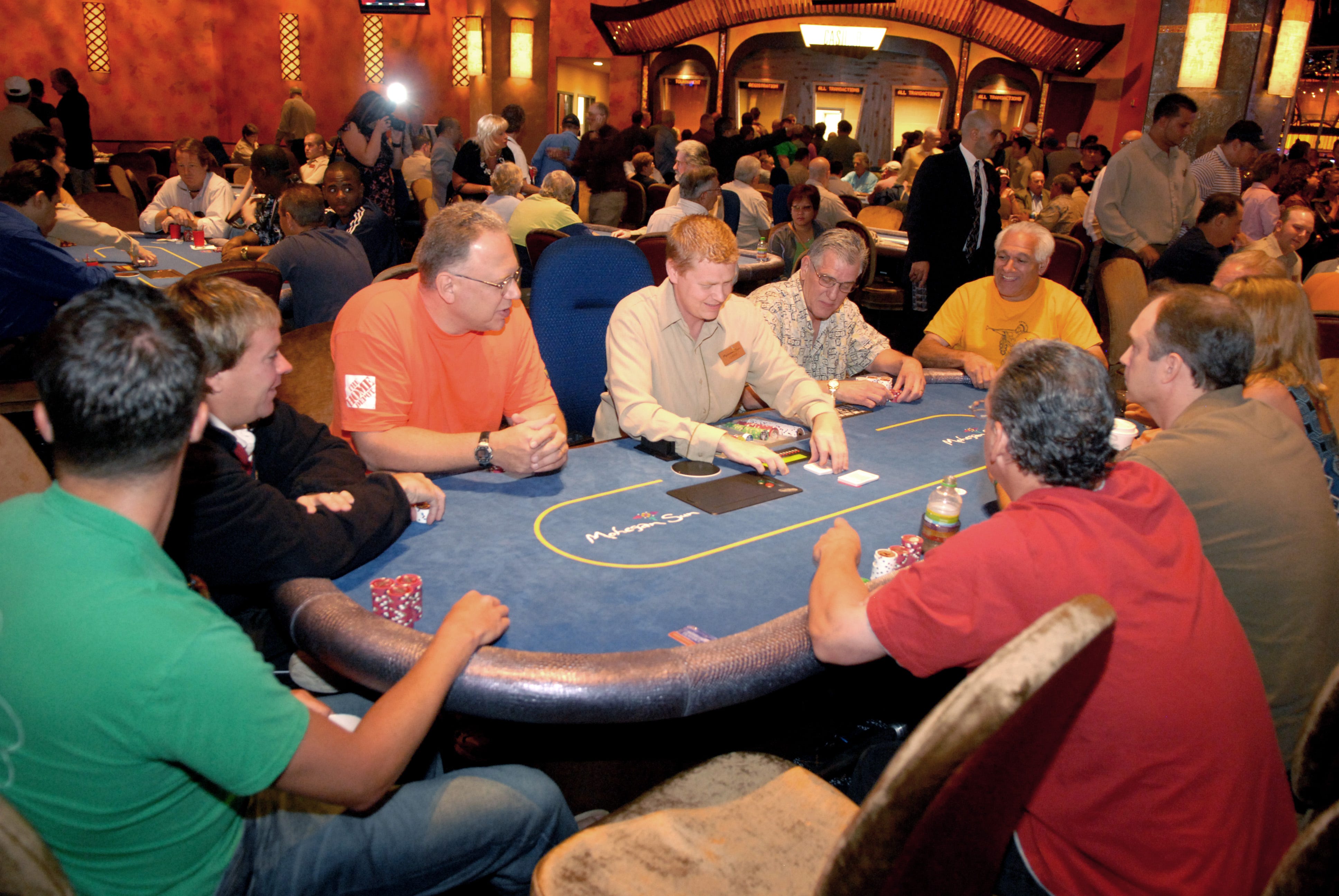 mohegan sun poker tables