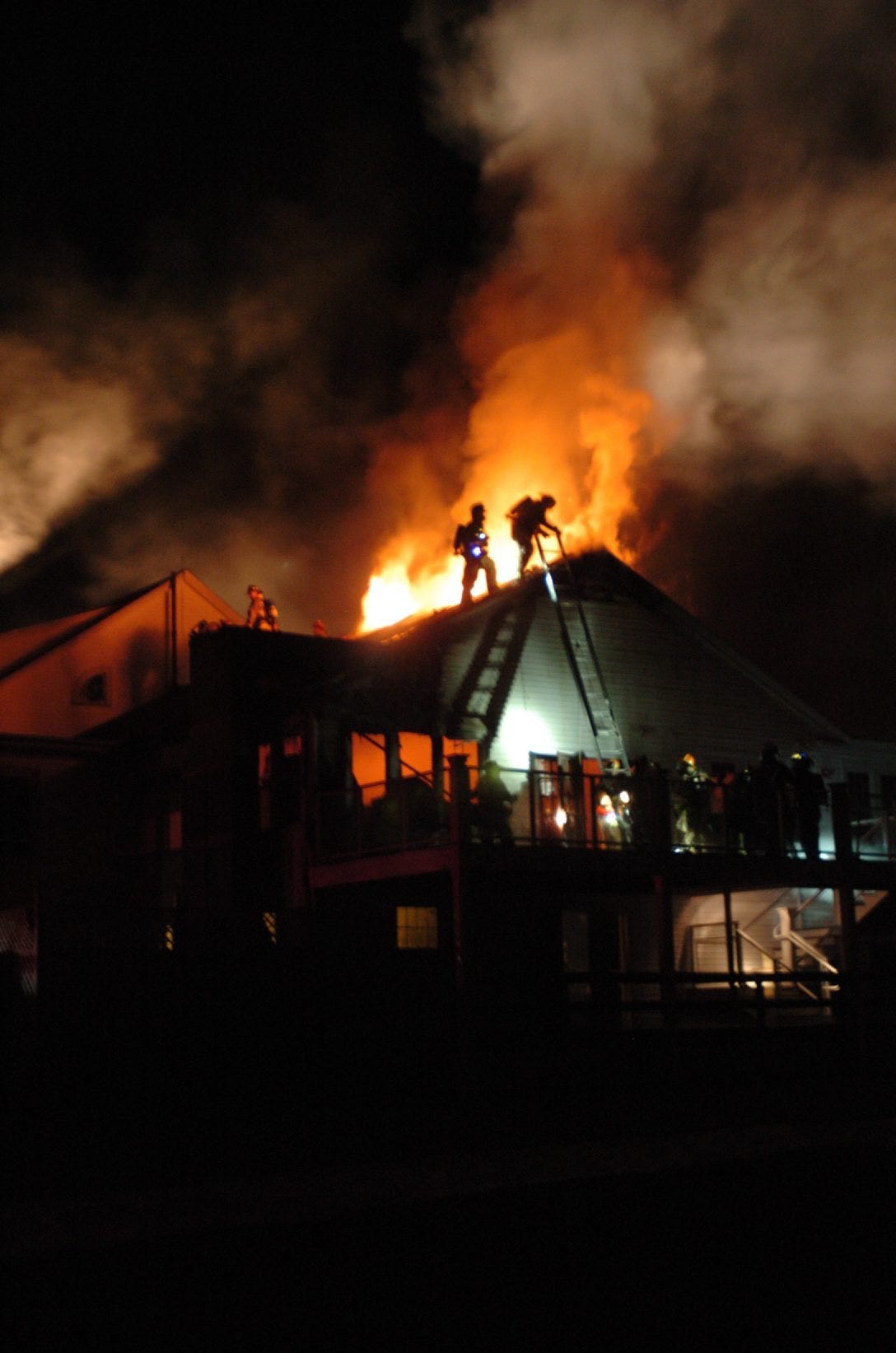Cochecho Country Club blaze knocked down: Mutual aid fire strikes roof of  banquet facility