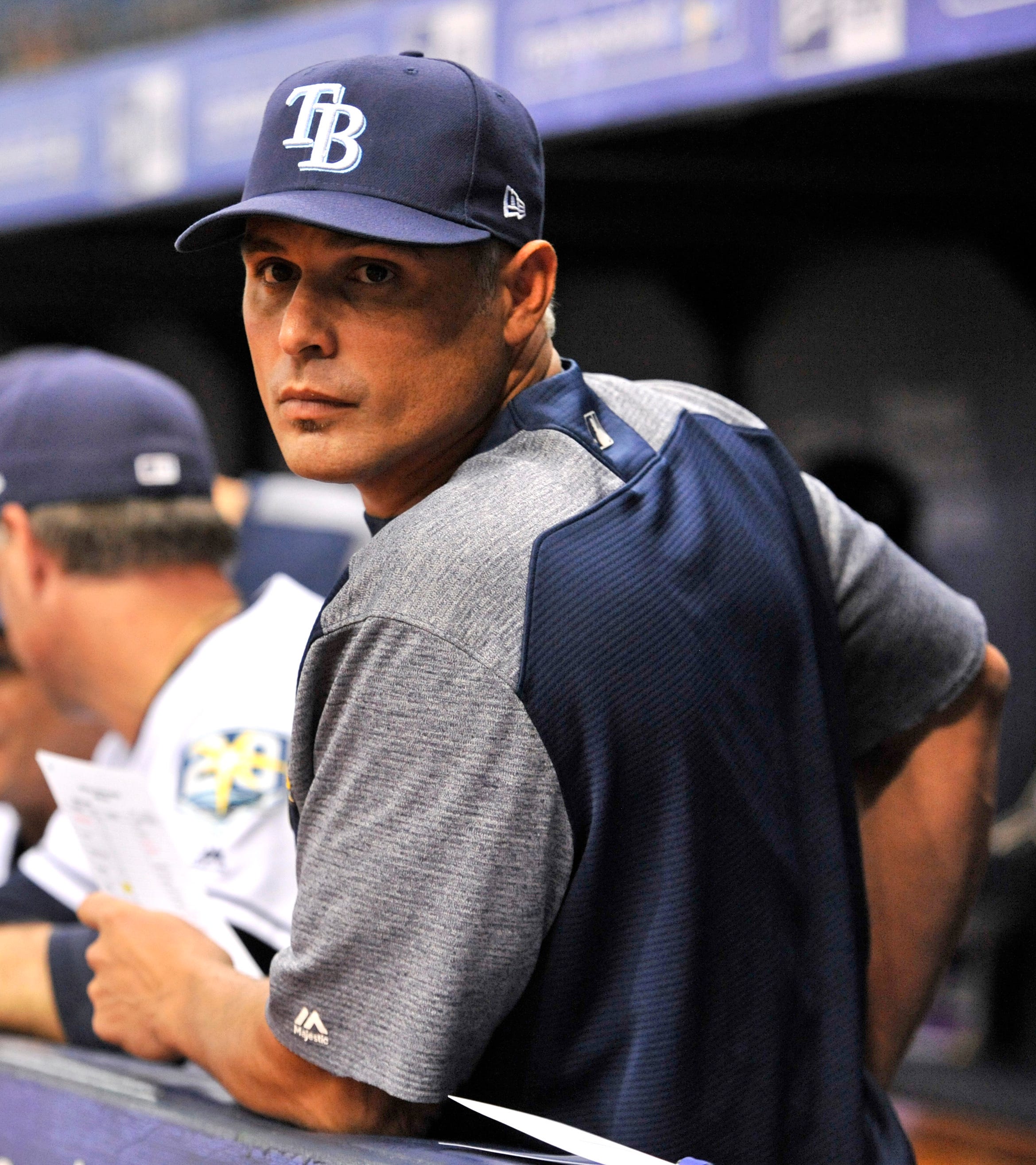 mlb players wear low profile hats