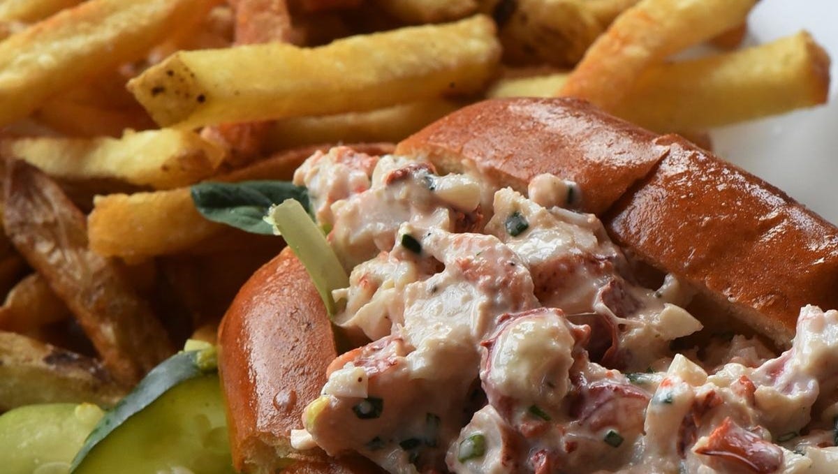 Read more about the article 13 Restaurants in the Greater Fall River Area Where You Can Enjoy a Lobster Roll