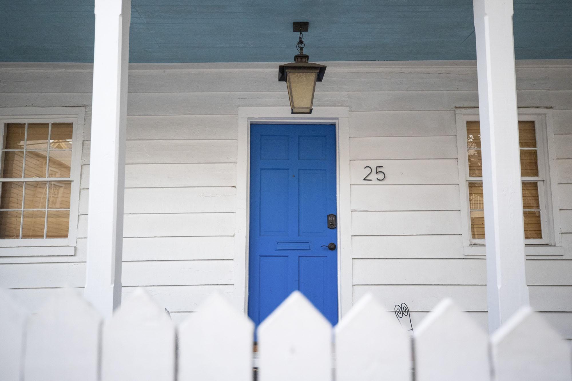 Haint Blue Porch Ceilings Have A Tough History To Track   Ghows GA 579e91d1 A65f 4124 9de1 E9c755c79640 B682eb07 