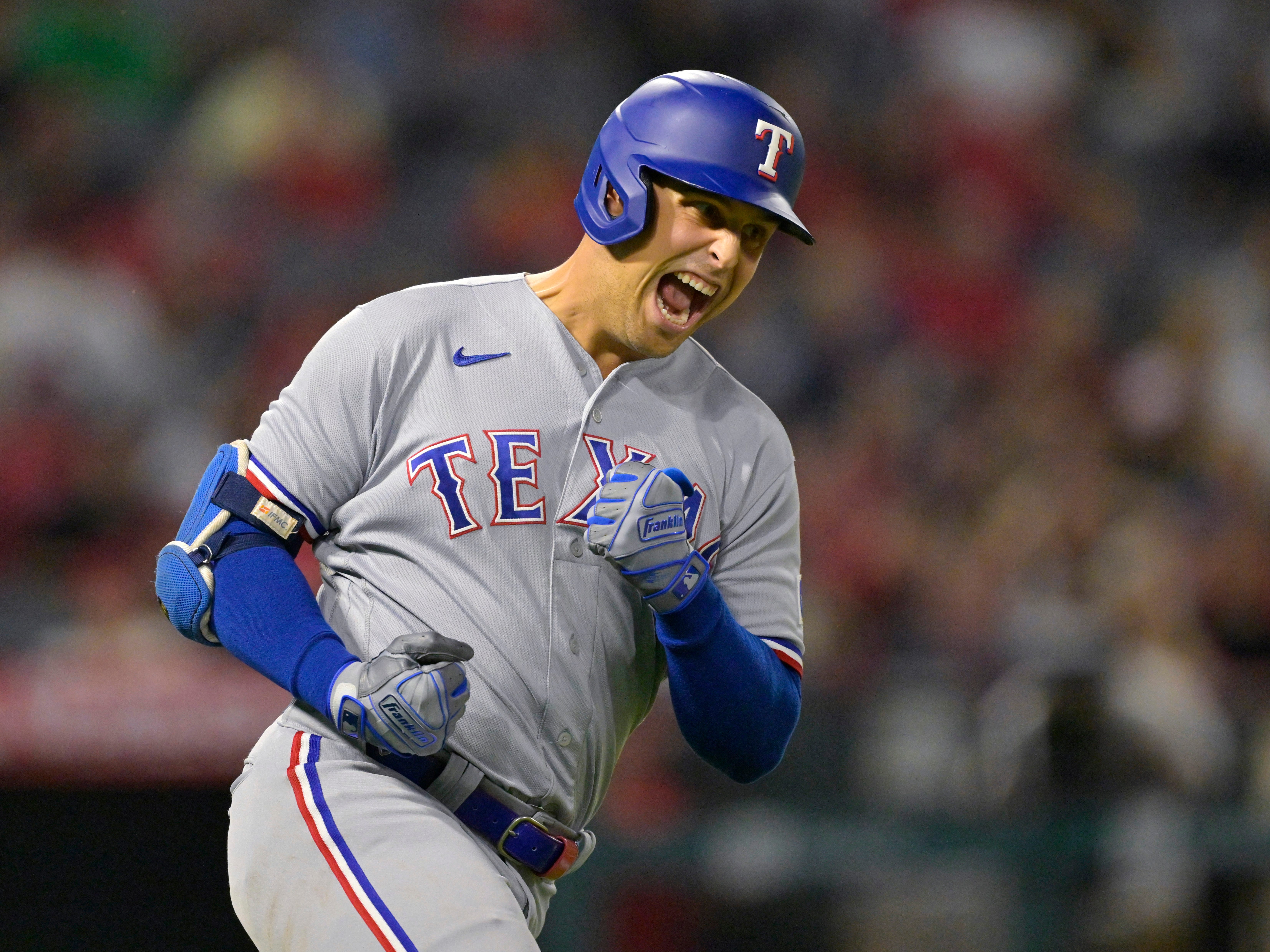 Lowe's 3-run homer helps Rangers over Athletics 10-3