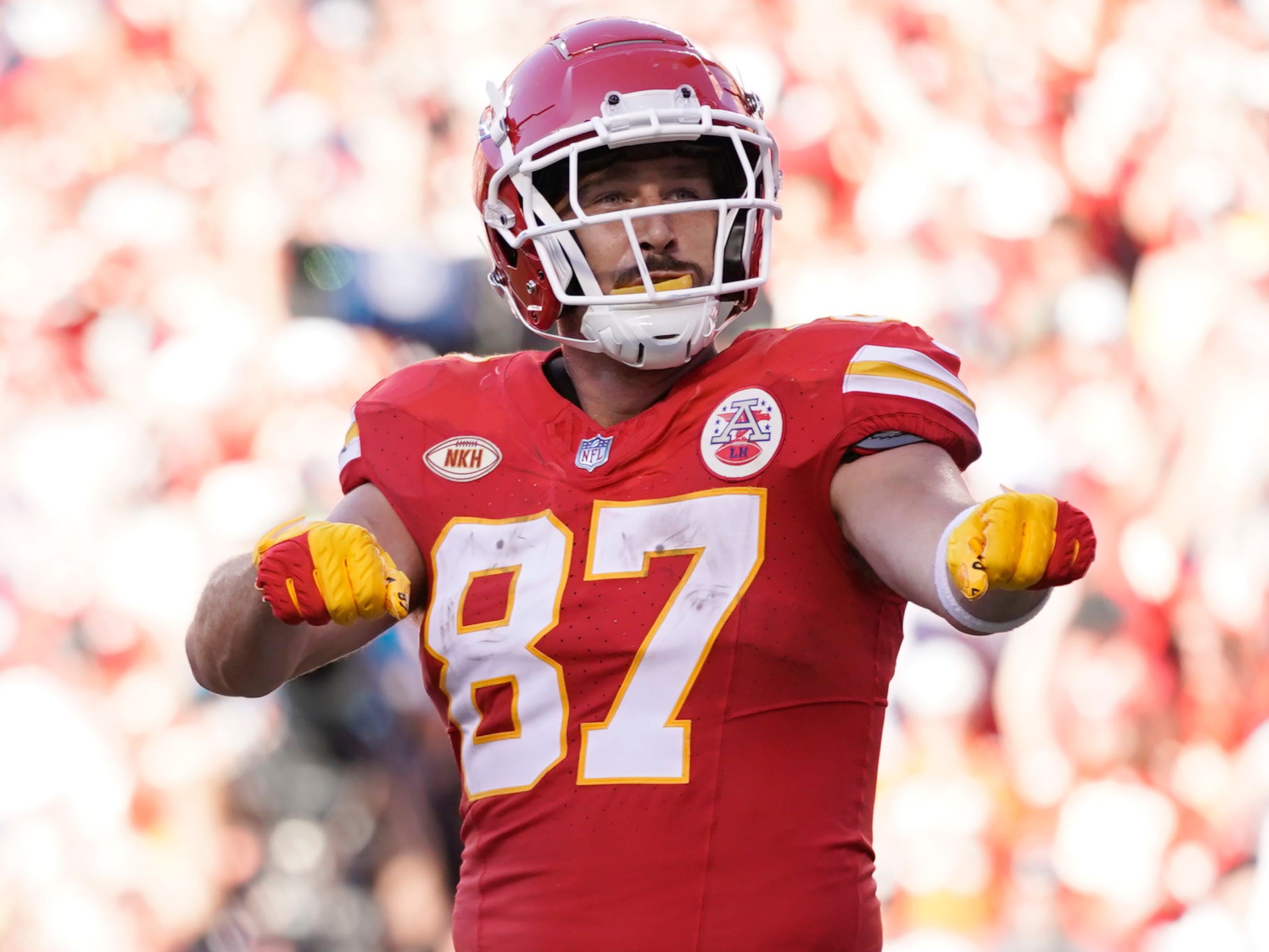 Mahomes throws TD pass; Chiefs roll past Cardinals 38-10 - The