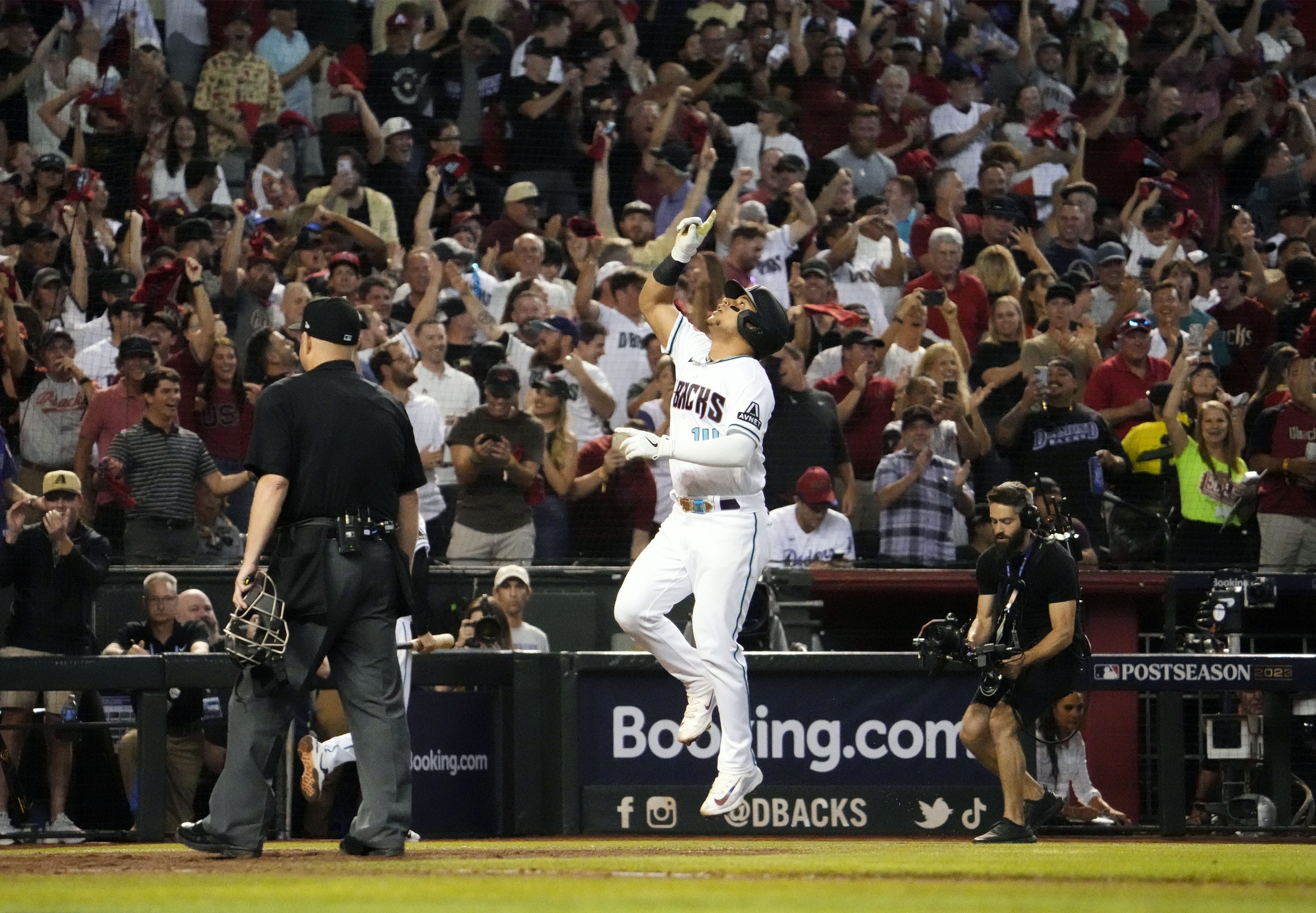 Diamondbacks catcher Gabriel Moreno bruises right hand on foul tip