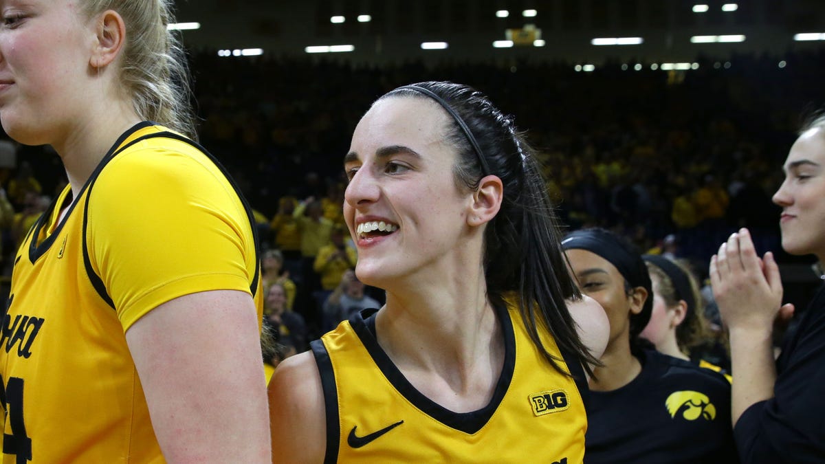 Caitlin Clark’s game-winning 3-pointer saves Iowa women’s basketball vs. Michigan State