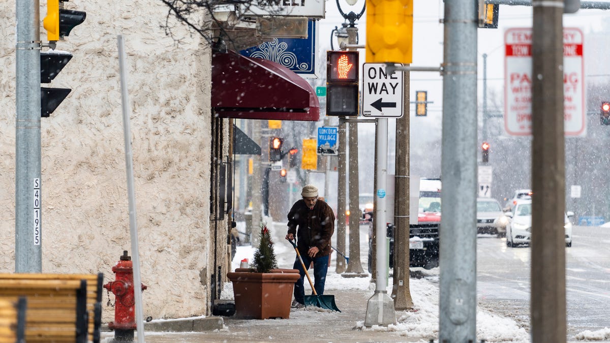 Snow to continue through morning commute in Milwaukee, making roads slippery