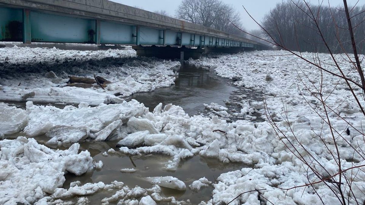 Ice jam causing minor to moderate flooding along Illinois, Sangamon rivers