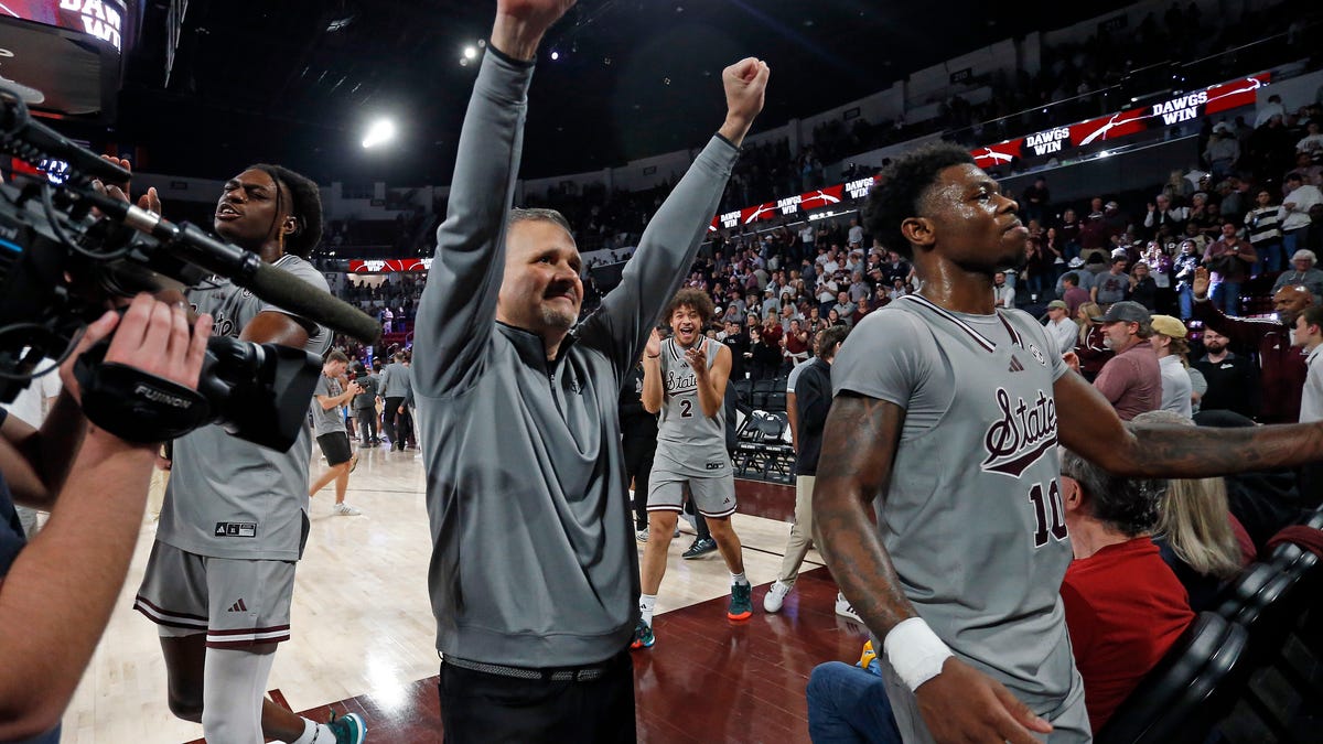 Mississippi State basketball coach Chris Jans runs sprints after technical foul vs. Ole Miss