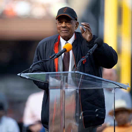 Former San Francisco Giants great Willie Mays speaks at the ceremony to retire the number 25 of his godson, Barry Bonds, before a Major League Baseball game in 2018.