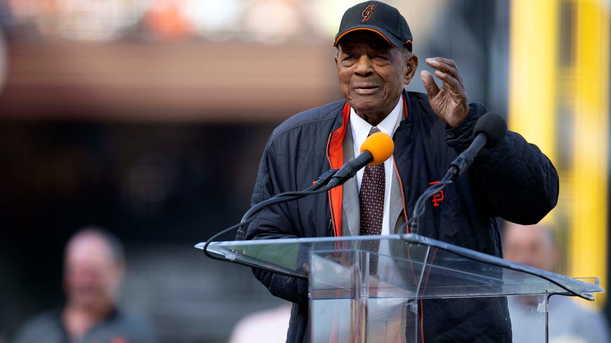 Former San Francisco Giants great Willie Mays speaks at the ceremony to retire the number 25 of his godson, Barry Bonds, before a Major League Baseball game in 2018.