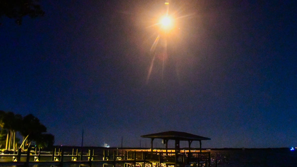 Um foguete SpaceX Falcon 9 ilumina o céu noturno sobre Space Coast, Flórida