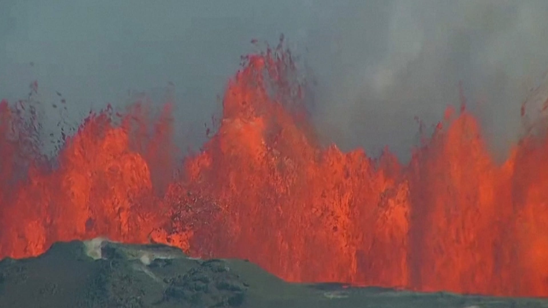 Video muestra volcán islandés en erupción y lanza lava al cielo
