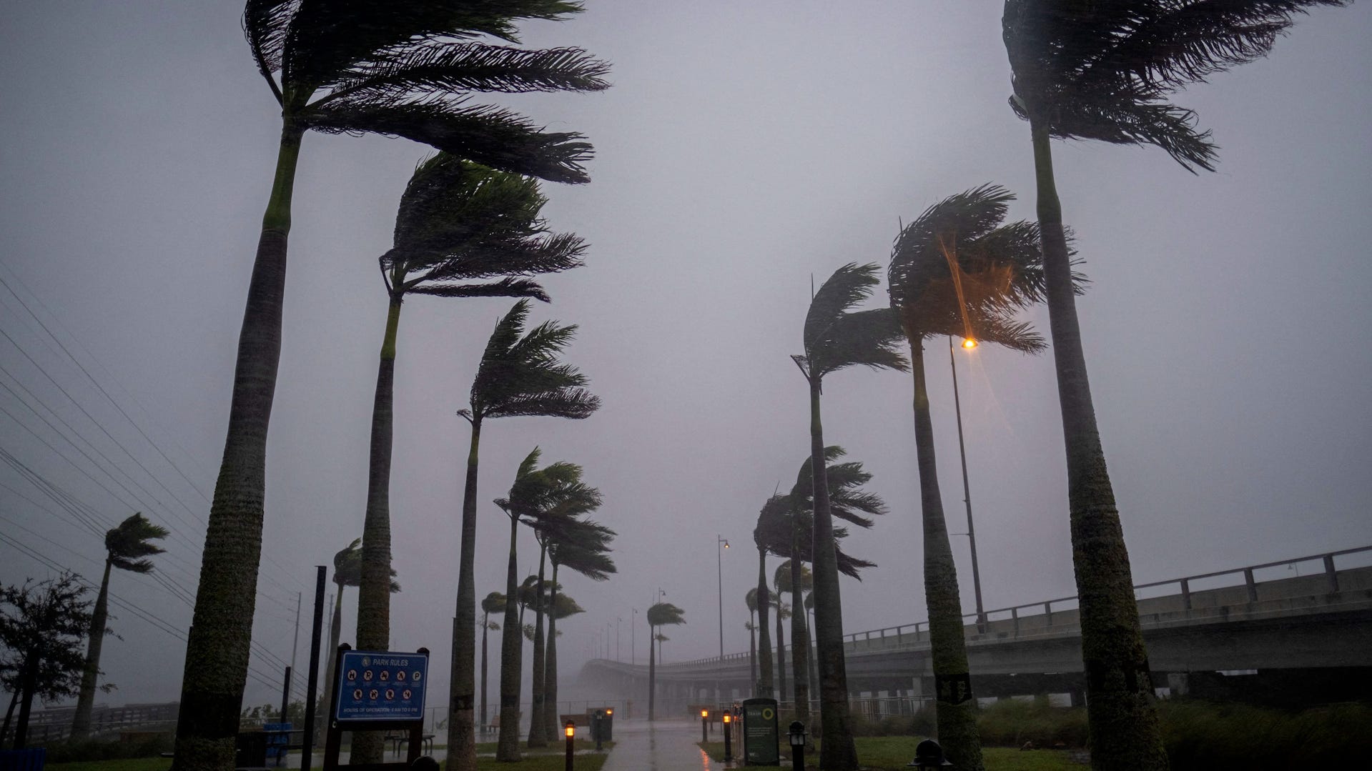 Los pronosticadores de huracanes dicen que el sistema en el Golfo de México puede fortalecerse