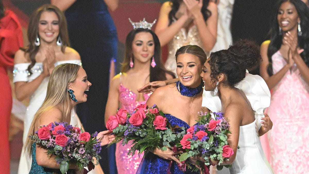 Three contestants take home Miss Mississippi awards during Thursday preliminary