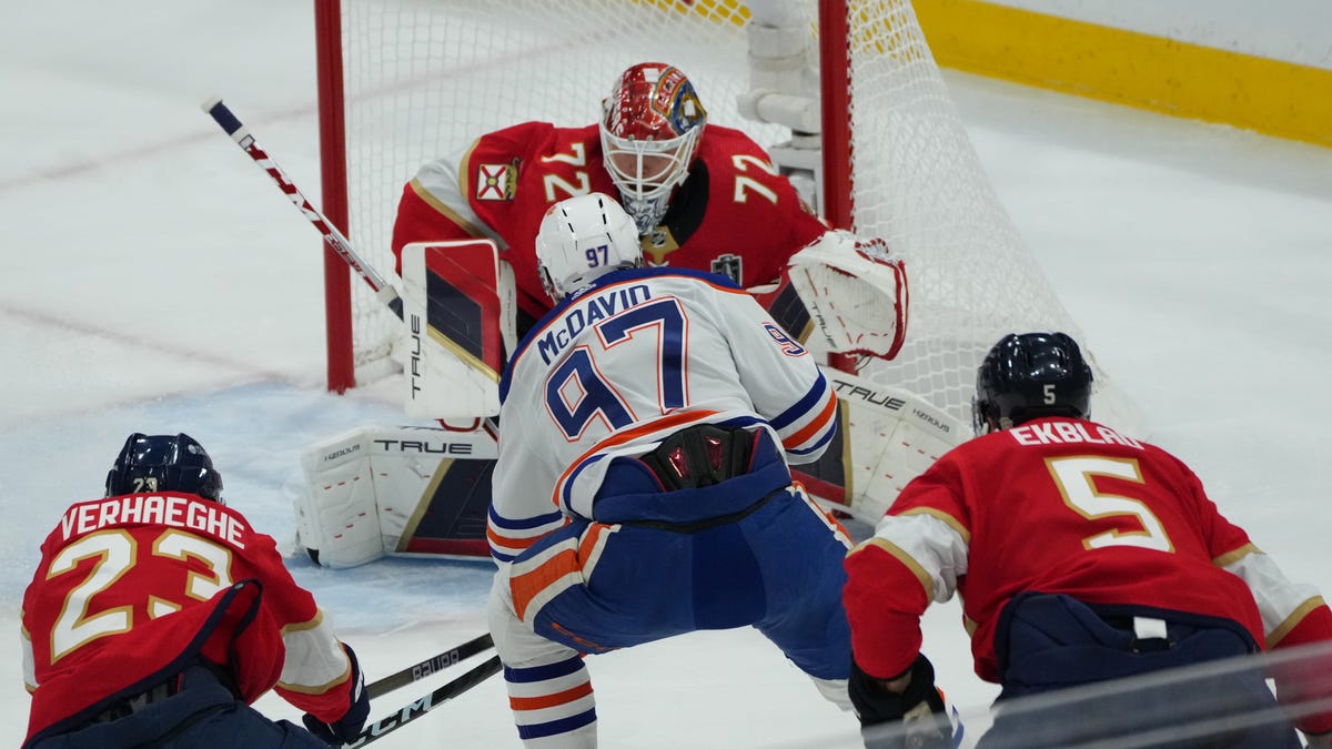 Siergiej Bobrowski z Panthers zawiesza Oilers