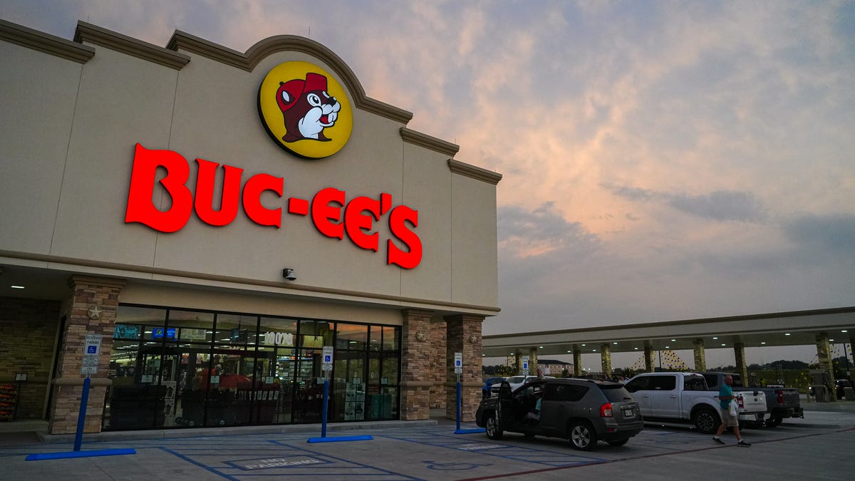 Original Buc-ee’s in Texas experiences fire, world’s largest location remains undamaged.