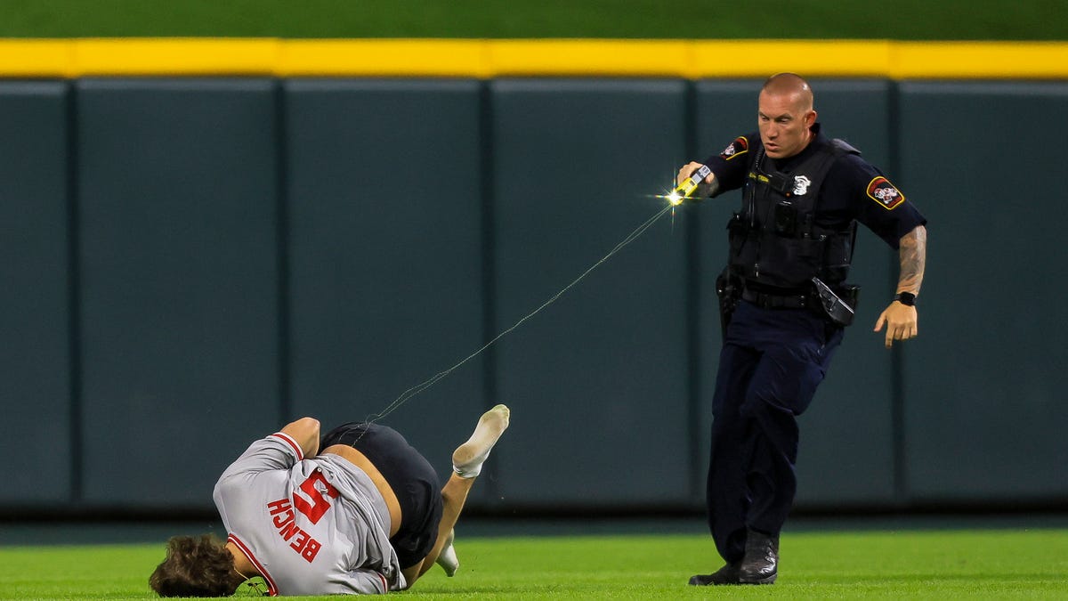 Read more about the article Cincinnati police investigate arrest of man who stormed Reds game
