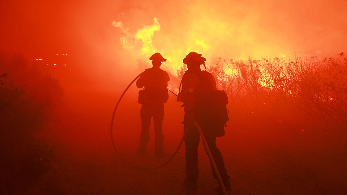Gli incendi di Los Angeles crescono, provocando allarmi e ordini di evacuazione