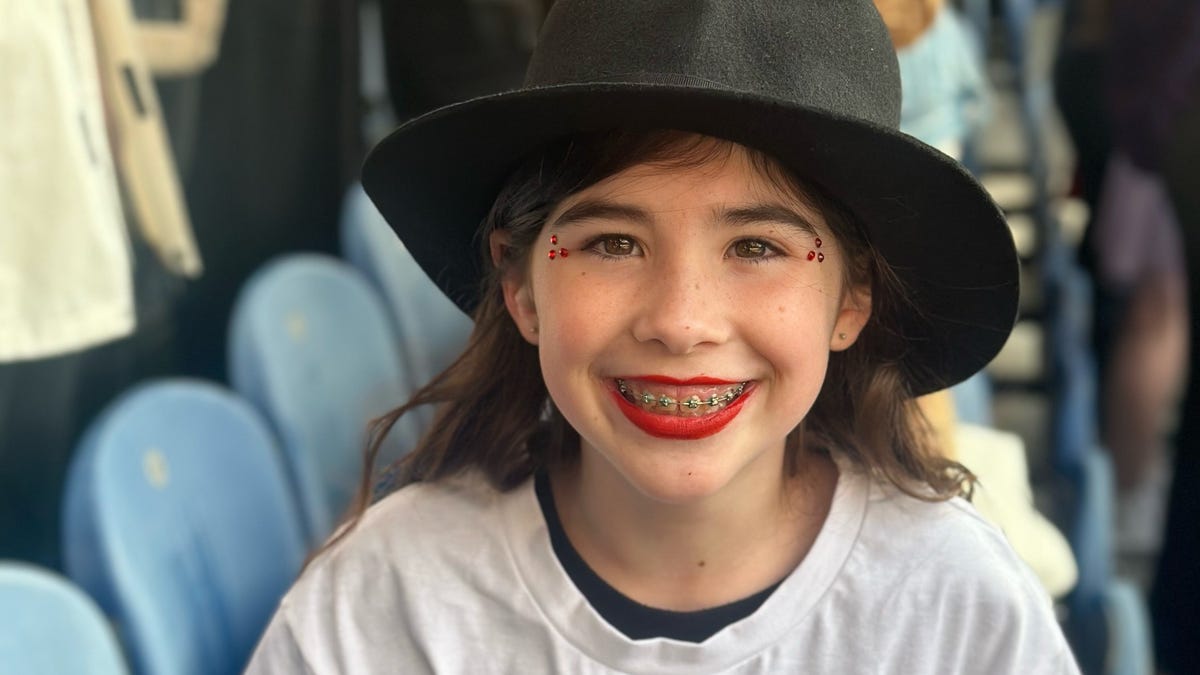Oklahoma girl meets Taylor Swift and wins hat with “22” inscription at concert in Scotland