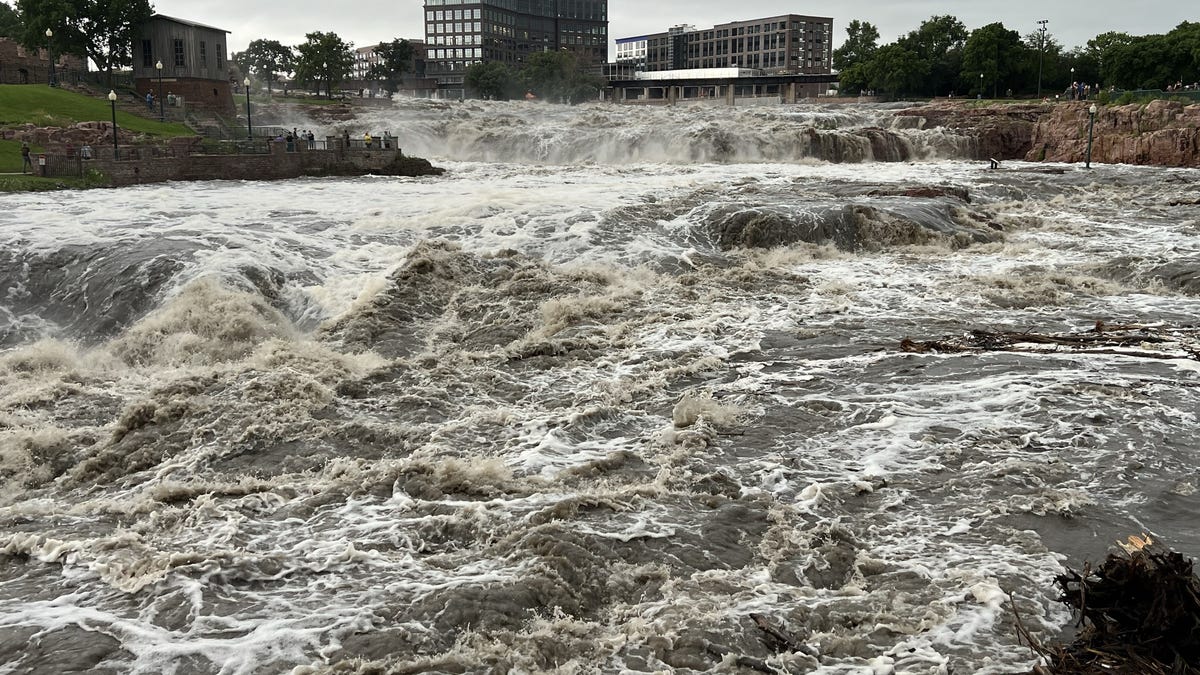 TenHaken issues emergency declaration as flood forces untreated wastewater into Big Sioux River