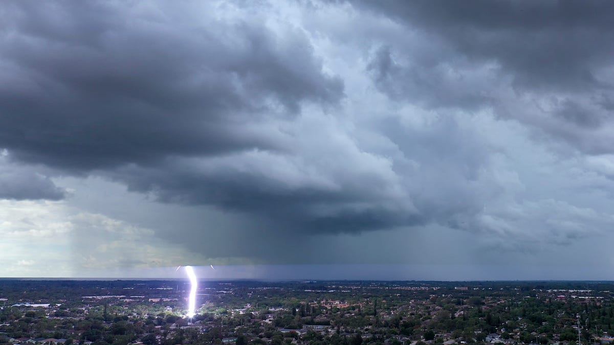 Read more about the article Lightning strikes are increasing. How to stay safe during storms