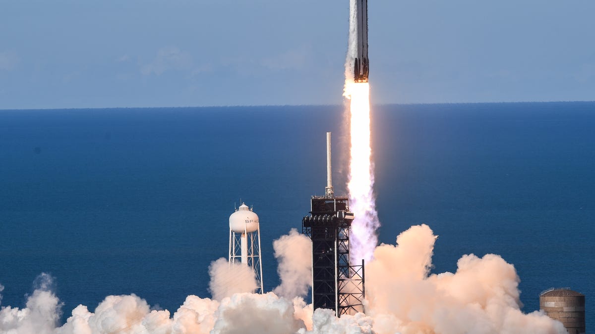 Triple-core SpaceX Falcon Heavy launches GOES-U from Kennedy Space Center, Florida