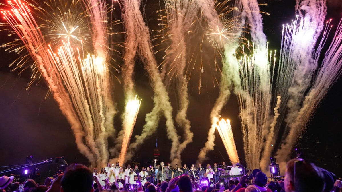 Read more about the article Macy’s fireworks return to the Hudson River. Here’s how to watch it