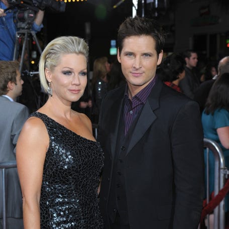 LOS ANGELES - NOVEMBER 16: Actors Jennie Garth (L) and Peter Facinelli arrive at "The Twilight Saga: New Moon" premiere held at the Mann Village Theatre on November 16, 2009 in Westwood, California. (Photo by Jason Merritt/Getty Images) ORG XMIT: 92116469 GTY ID: 0058933275.jpg