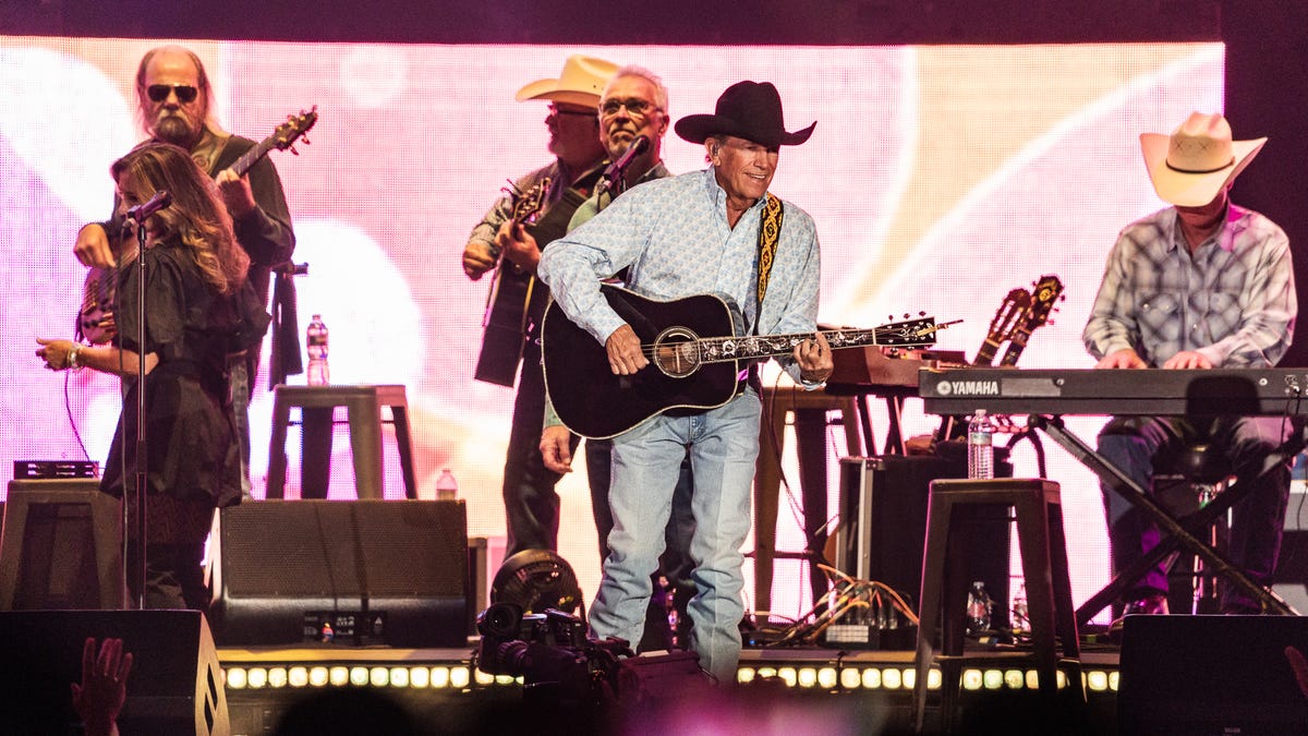 Fans chant ‘U-S-A!’ while George Strait honors law enforcement at Ford Field concert