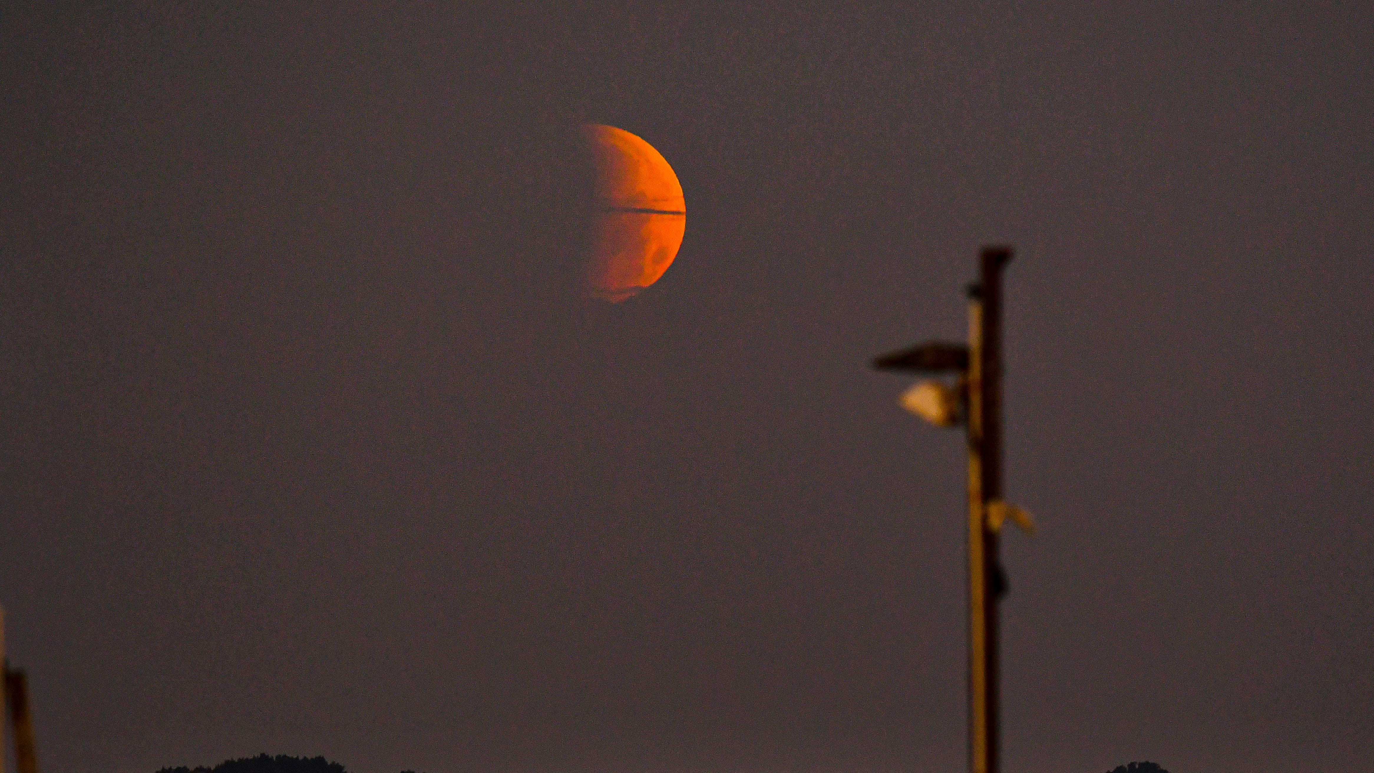 Here's how to see the total lunar eclipse, 'blood moon' tonight