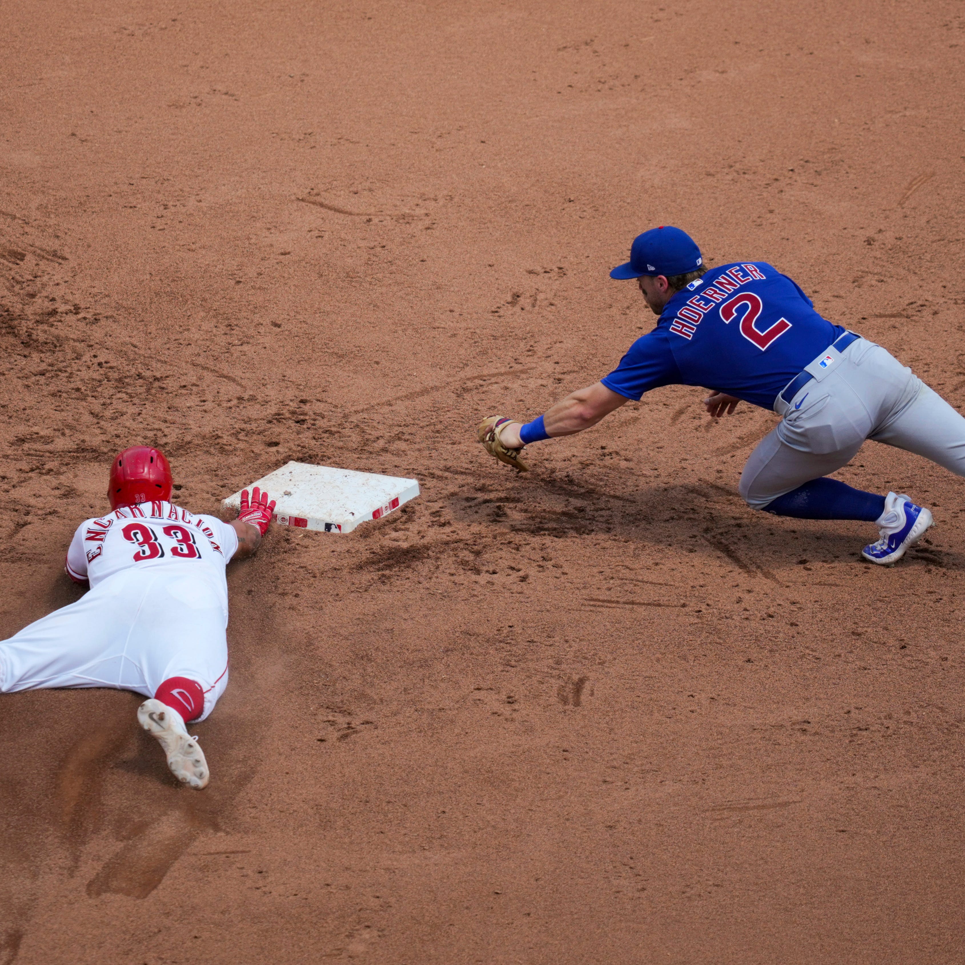 De La Cruz and Renfroe help Reds rally in 9th for 2-1 win over