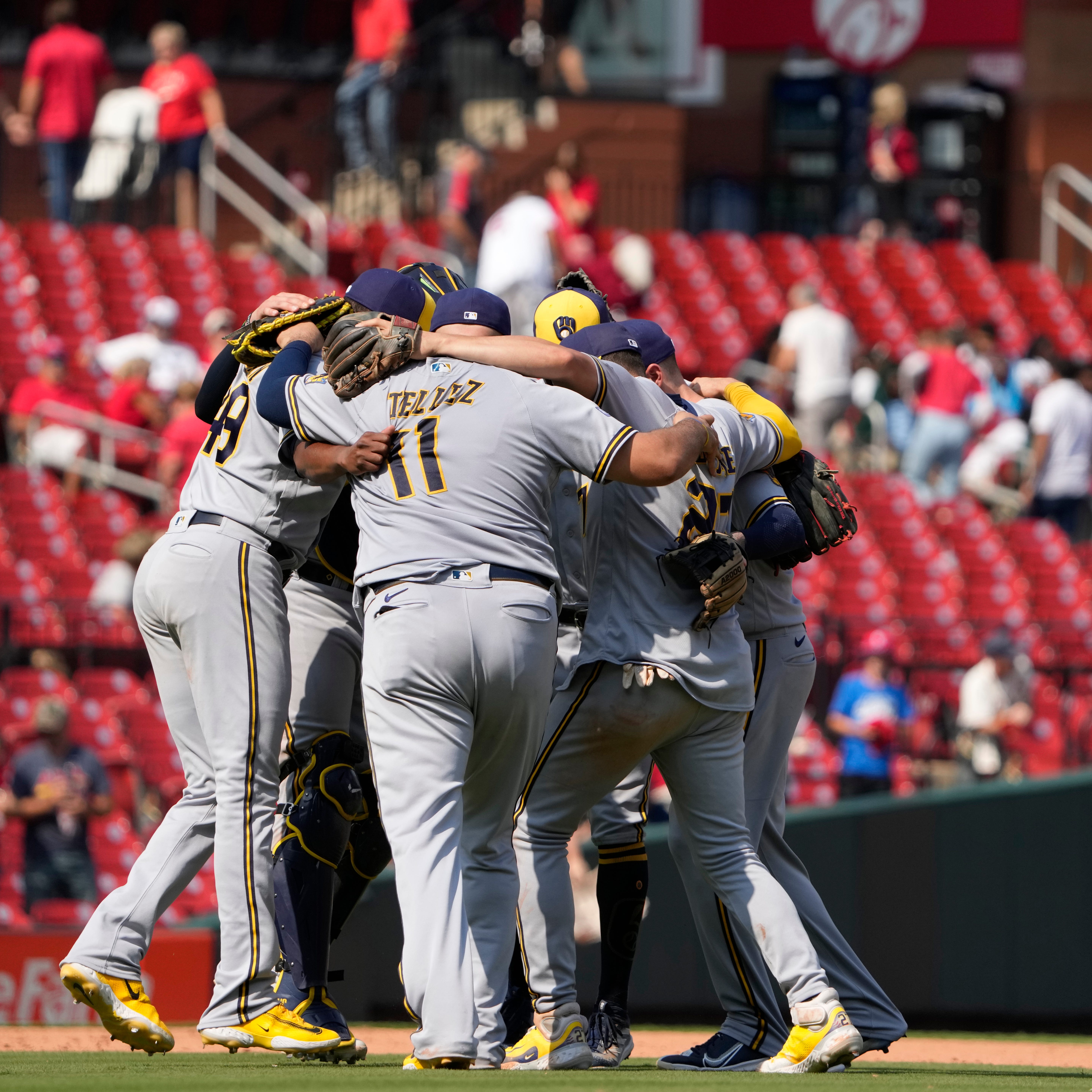 Tatis' spectacular catch, Soto's soaring homer help the Padres rout the  Cardinals 12-2