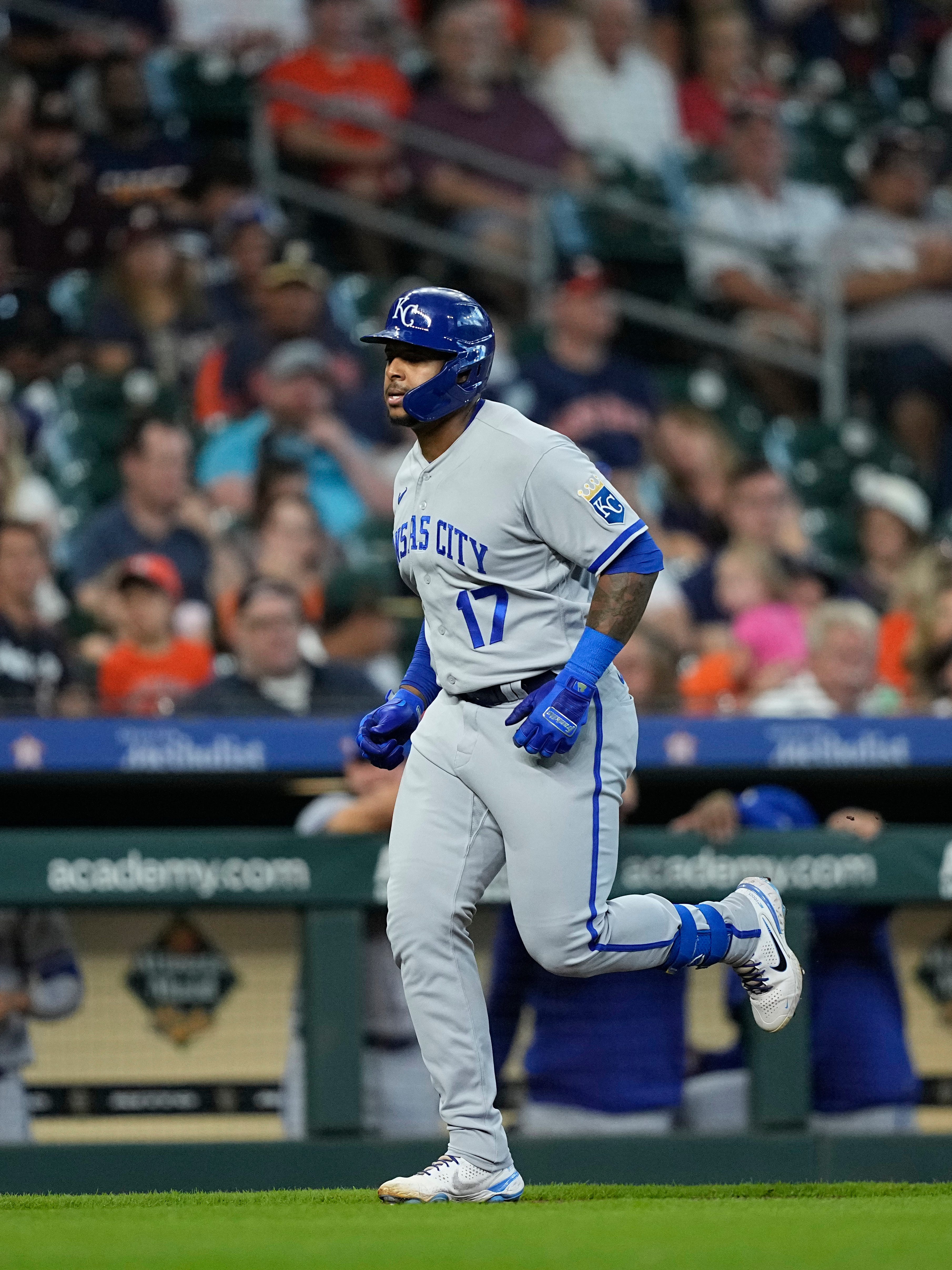 Chicago White Sox hit 3 homers in 11-6 win over Royals